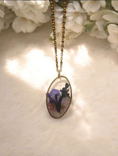 Handcrafted Oval Pressed Flower Pendant Necklace – Real Botanical Resin Jewelry | Made in USA – Michelle Marie Boutique Michelle Marie Boutique  Pendant Necklace