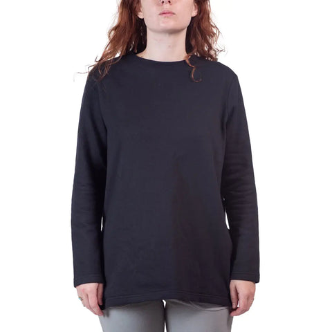 A person with long, wavy brown hair wears the Spiritex Flint Street Fleece Pullover in plain black and light gray pants, standing against a white background.